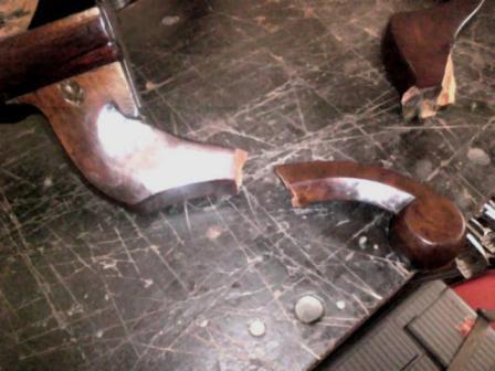 イギリスアンティークラウンドテーブル脚の配送事故による折れ、欠損の修復１
