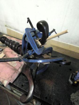 イギリスアンティークラウンドテーブル脚の配送事故による折れ、欠損の修復